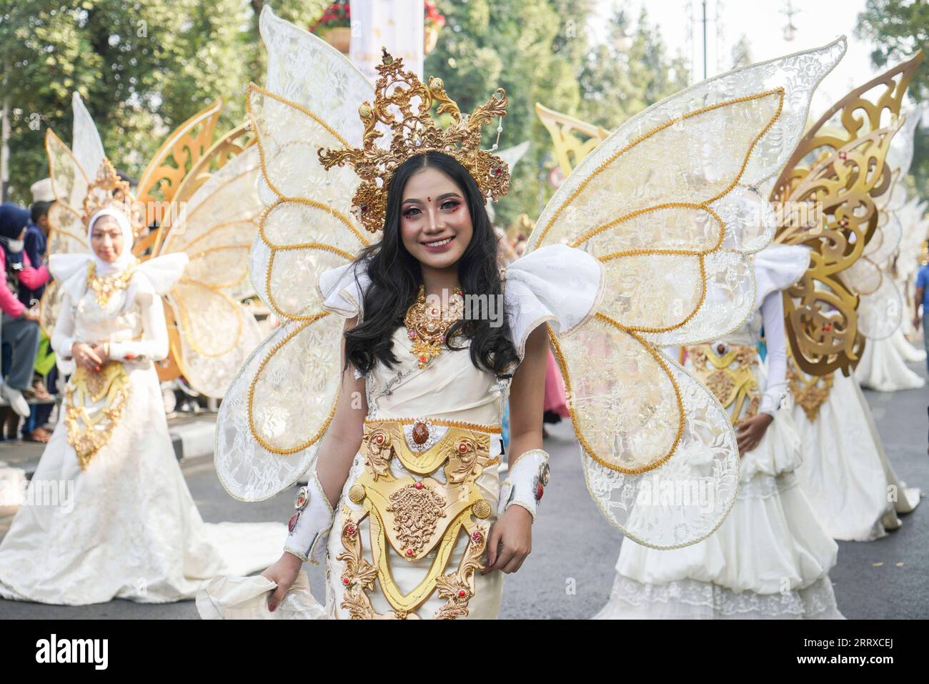 230904 -- BANDUNG, 4. September 2023 -- Eine Performerin nimmt am West Java Carnival in Bandung, West Java, Indonesien am 3. September 2023 Teil. Der Karneval in West Java zielt darauf ab, den lokalen Tourismus und die kulturelle Fusion zu fördern. Foto von /Xinhua INDONESIA-BANDUNG-WEST JAVA KARNEVAL SeptianjarxMuharam PUBLICATIONxNOTxINxCHN Stockfoto