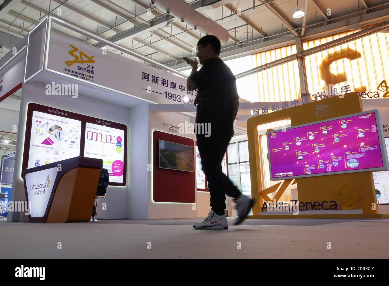 230904 -- PEKING, 4. September 2023 -- Ein Besucher geht am Stand von AstraZeneca während der China International Fair for Trade in Services CIFTIS 2023 im Shougang Park in Peking, Hauptstadt von China, 4. September 2023 vorbei. Die CIFTIS findet vom 2. Bis 6. September 2023 in Peking statt. CHINA-PEKING-CIFTIS CN ZhangxYuwei PUBLICATIONxNOTxINxCHN Stockfoto