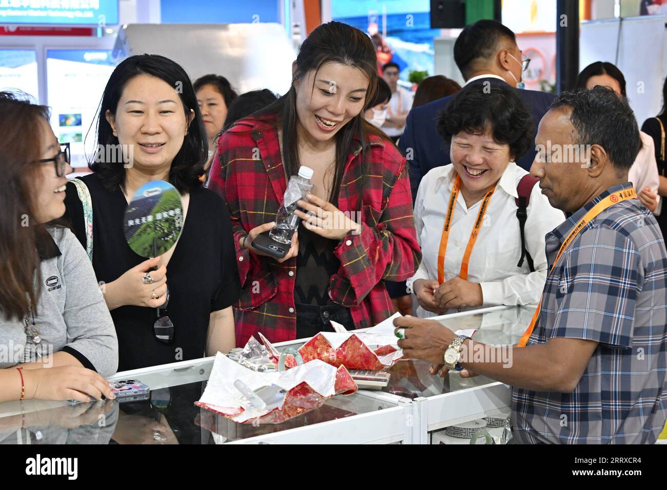 230904 -- PEKING, 4. September 2023 -- Besucher erfahren am Stand von Myanmar während der China International Fair for Trade in Services CIFTIS 2023 im China National Convention Center in Peking, Hauptstadt von China, 4. September 2023 mehr über Jadeschmuck. Die CIFTIS findet vom 2. Bis 6. September 2023 in Peking statt. CHINA-BEIJING-CIFTIS CN LixXin PUBLICATIONxNOTxINxCHN Stockfoto