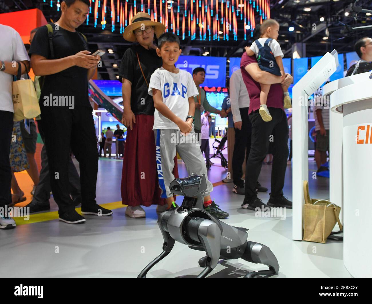 230903 -- PEKING, 3. September 2023 -- Besucher beobachten einen Roboter, der während der China International Fair for Trade in Services CIFTIS 2023 im China National Convention Center in Peking, Hauptstadt von China, 3. September 2023 ausgestellt wird. Die thematische Öffnung leitet die Entwicklung, die Zusammenarbeit liefert die Zukunft, die CIFTIS 2023 findet vom 2. Bis 6. September in Peking statt und umfasst über 200 verschiedene Veranstaltungen, darunter Foren, Verhandlungen und Gipfeltreffen. Während der Veranstaltung haben modernste Technologien die Blicke der Besucher auf sich gezogen. CHINA-PEKING-CIFTIS-SPITZENTECHNOLOGIEN CN JUXHUANZONG PUBLICATIONXNOTXINXCHN Stockfoto