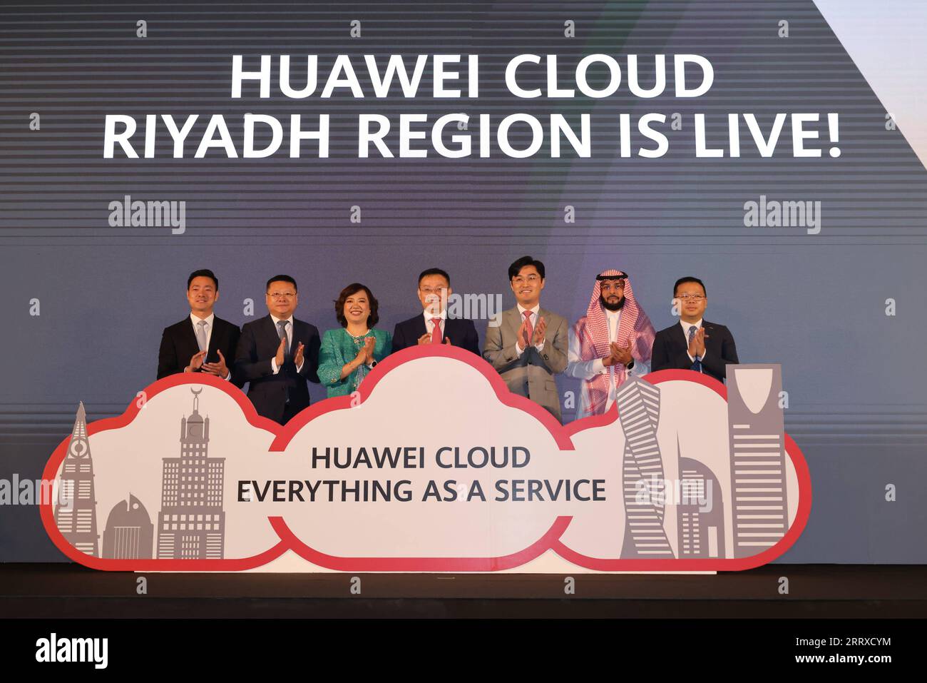 230904 -- RIAD, 4. September 2023 -- Menschen nehmen am Huawei Cloud Summit Saudi Arabia 2023 in Riad, Saudi Arabien, am 4. September 2023 Teil. Der chinesische Technologieriese Huawei kündigte am Montag die Eröffnung eines Cloud-Rechenzentrums in Riad an, um sein Online-Serviceangebot im Nahen Osten zu erweitern. SAUDI-ARABIEN-RIAD-CHINA-HUAWEI-CLOUD-RECHENZENTRUM-START WANGXHAIZHOU PUBLICATIONXNOTXINXCHN Stockfoto