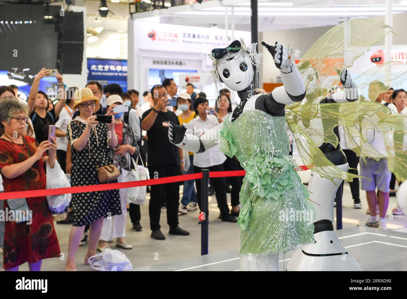 230905 -- PEKING, 5. September 2023 -- Besucher sehen sich eine humanoide Roboterdemonstration während der China International Fair for Trade in Services CIFTIS 2023 im Shougang Park in Peking, Hauptstadt von China, 5. September 2023 an. Die CIFTIS findet vom 2. Bis 6. September 2023 in Peking statt. CHINA-BEIJING-CIFTIS-TECHNOLOGIE CN JuxHuanzong PUBLICATIONxNOTxINxCHN Stockfoto