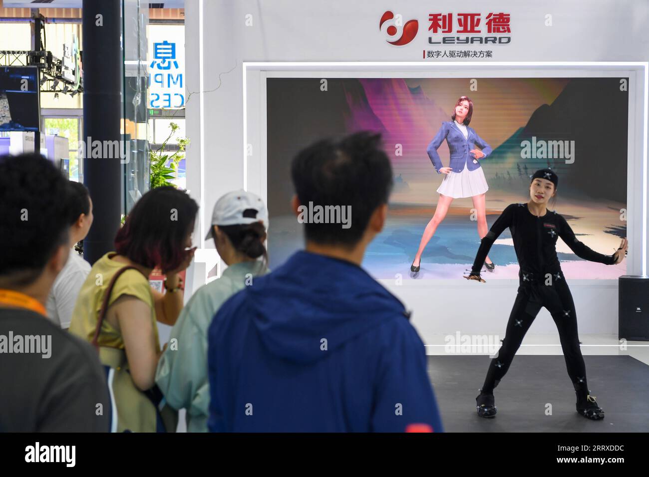230905 -- PEKING, 5. September 2023 -- Besucher sehen sich eine digitale Menschendemonstration während der China International Fair for Trade in Services CIFTIS 2023 im Shougang Park in Peking, Hauptstadt von China, 5. September 2023 an. Die CIFTIS findet vom 2. Bis 6. September 2023 in Peking statt. CHINA-BEIJING-CIFTIS-TECHNOLOGIE CN JuxHuanzong PUBLICATIONxNOTxINxCHN Stockfoto