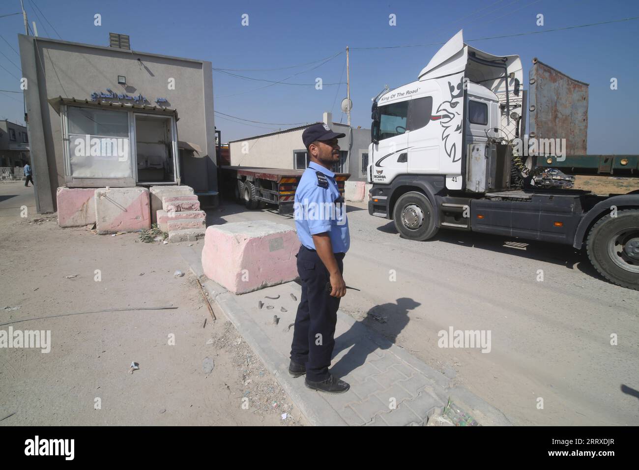 230905 -- GAZA, 5. September 2023 -- Ein palästinensischer Polizist steht am 5. September 2023 in der Nähe eines Lastwagens am Grenzübergang Kerem Shalom im südlichen Gazastreifen Rafah. Die israelischen Behörden sagten am Montag, dass sie den Export von Waren aus dem Gazastreifen ab Dienstag bis auf weiteres aussetzen werden, so palästinensische Quellen. Foto von /Xinhua MIDEAST-GAZA-RAFAH-GOODS-EXPORTING-SUSPENSION KhaledxOmar PUBLICATIONxNOTxINxCHN Stockfoto