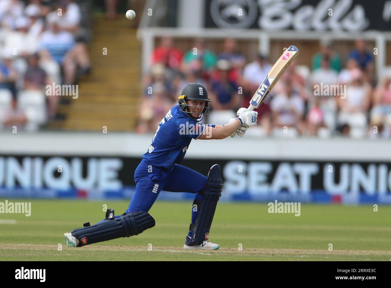 Chester le Street, Großbritannien. Heather Knight (c) of England schlägt während des ersten Metro Bank One Day International zwischen England Women und Sri Lanka Women am Seat Unique Riverside, Chester le Street am Samstag, den 9. September 2023. (Foto: Mark Fletcher | MI News) Credit: MI News & Sport /Alamy Live News Stockfoto
