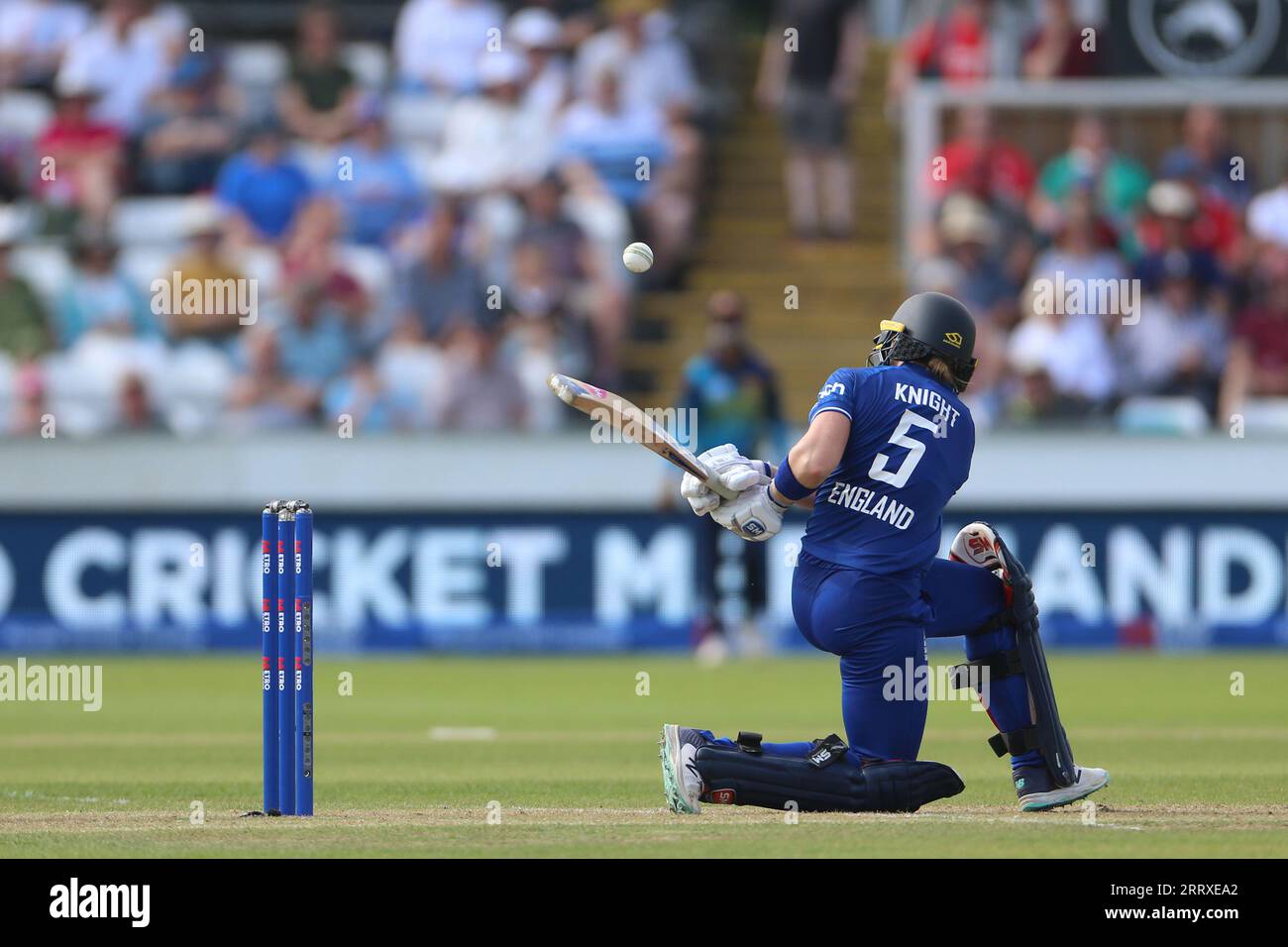 Chester le Street, Großbritannien. Heather Knight (c) of England verspricht beim ersten Metro Bank One Day International zwischen England Women und Sri Lanka Women im Seat Unique Riverside, Chester le Street am Samstag, den 9. September 2023, einen Blick auf die Bowlingbahn von Kavisha Dilhari. (Foto: Mark Fletcher | MI News) Credit: MI News & Sport /Alamy Live News Stockfoto