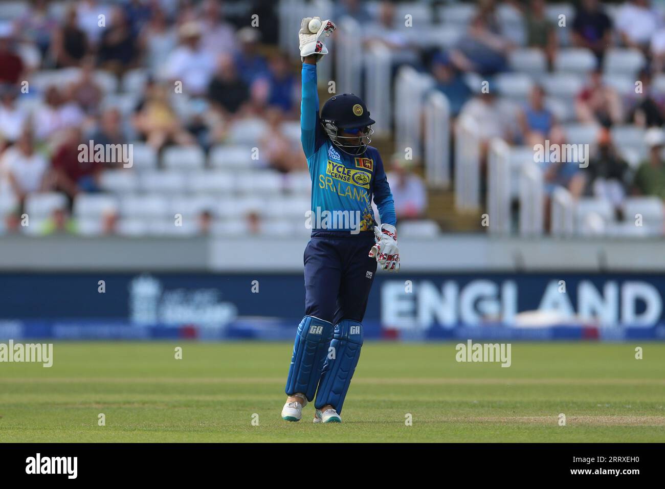 Chester le Street, Großbritannien. Anushka Sanjeewani (wk) aus Sri Lanka bittet um einen Fang von Heather Knight (c) während der ersten Metro Bank One Day International zwischen England Women und Sri Lanka Women am Seat Unique Riverside, Chester le Street am Samstag, den 9. September 2023. (Foto: Mark Fletcher | MI News) Credit: MI News & Sport /Alamy Live News Stockfoto