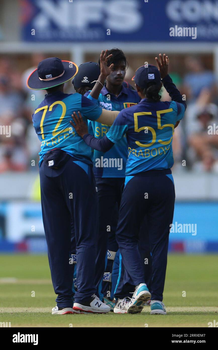 Chester le Street, Großbritannien. Kavisha Dilhari aus Sri Lanka feiert am Samstag, den 9. September 2023, während der ersten Metro Bank One Day International zwischen England Women und Sri Lanka Women am Seat Unique Riverside, Chester le Street, den Sieg des englischen Heather Knight (c). (Foto: Mark Fletcher | MI News) Credit: MI News & Sport /Alamy Live News Stockfoto