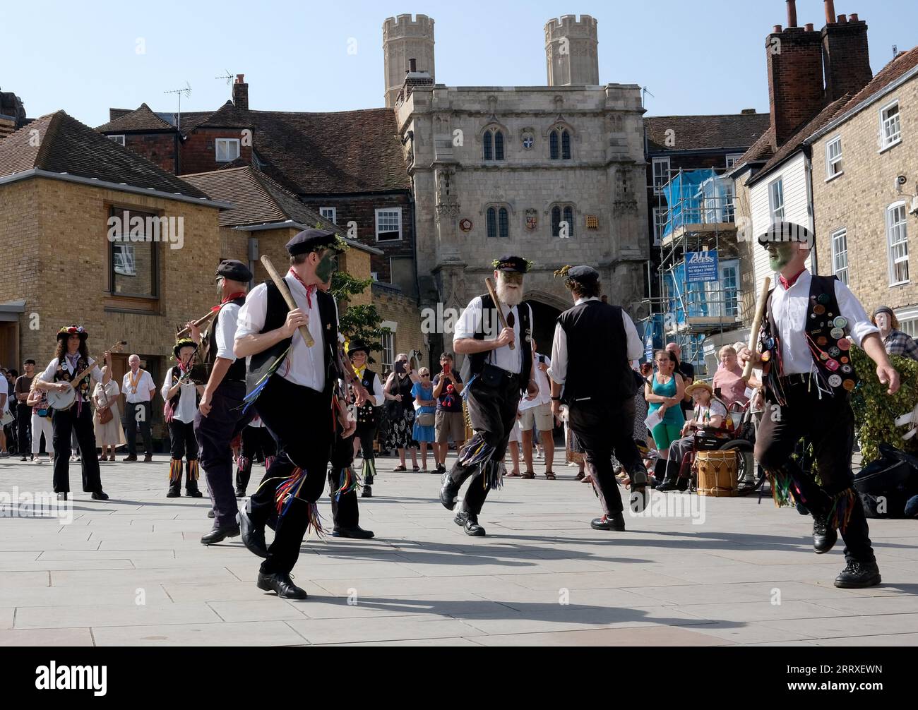 Canterbury, Kent, Großbritannien. September 2023. East Kent Morris Tänzerinnen. Nach dem jährlichen Hop Hoodening Service in der Kathedrale von Canterbury treten Morris-Tänzerinnen ihre traditionellen Tänze in der heißen Hitze auf. Quelle: DAVE BAGNALL / Alamy Live News Stockfoto