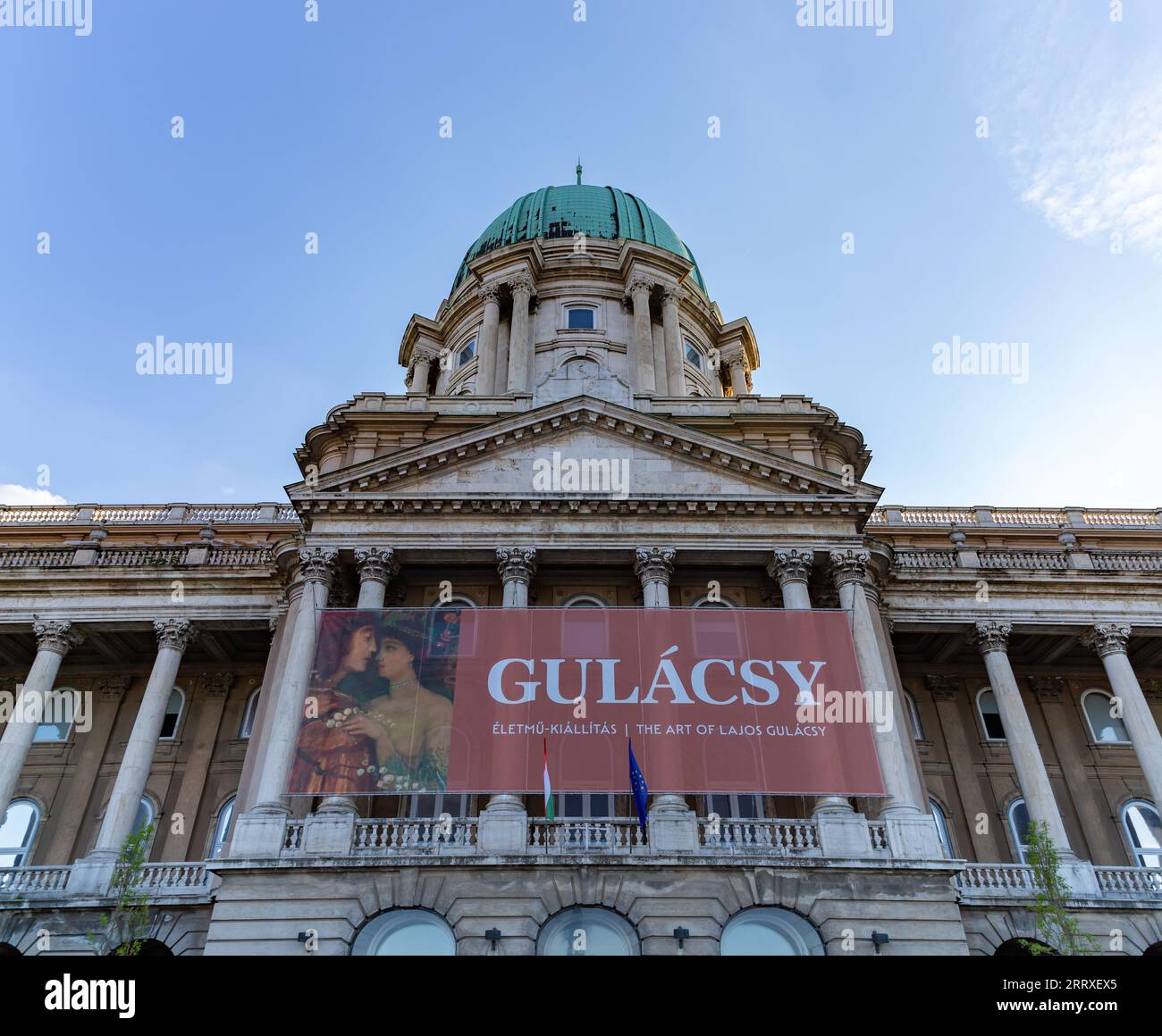 Ein Bild der Burg Buda und der Ungarischen Nationalgalerie mit dem Banner der Lajos Gulacsy-Ausstellung. Stockfoto