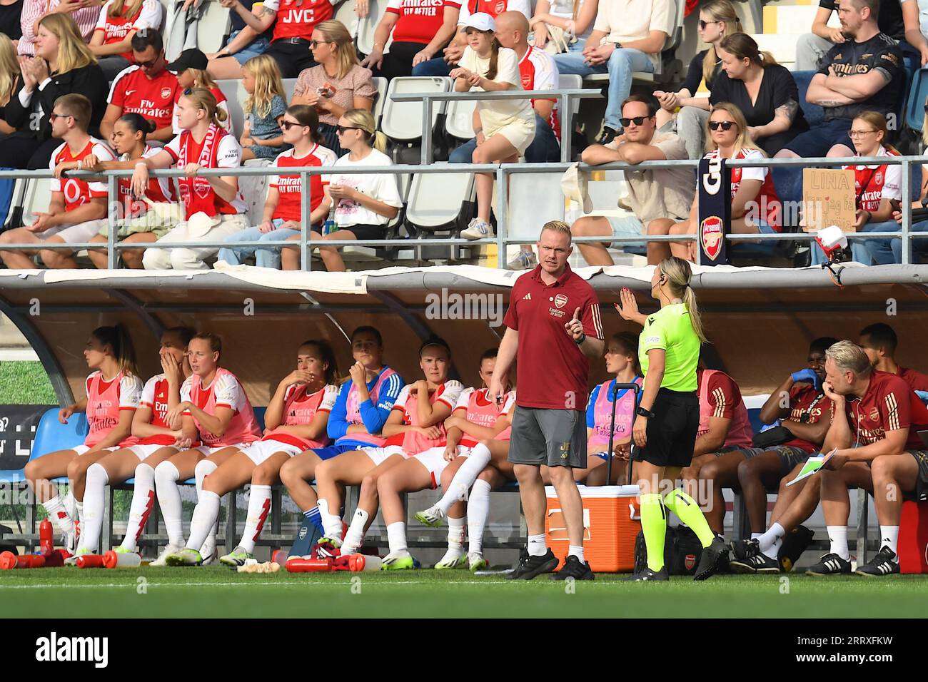 Linkoping, Schweden. September 2023. Bilborsen Arena, Linkoping, Schweden, 9. September 2023: Cheftrainer Jonas Eidevall (Arsenal DC) in einem Gespräch mit Schiedsrichterin Merima Celik während des Spiels im Finale der UEFA Womens Champions League Qualification League Path Gruppe 3 am 9. September 2023 zwischen Arsenal FC und Paris FC in der Bilborsen Arena in Linkoping, Schweden (Peter Sonander/SPP) Guthaben: SPP Sport Pressefoto. Alamy Live News Stockfoto