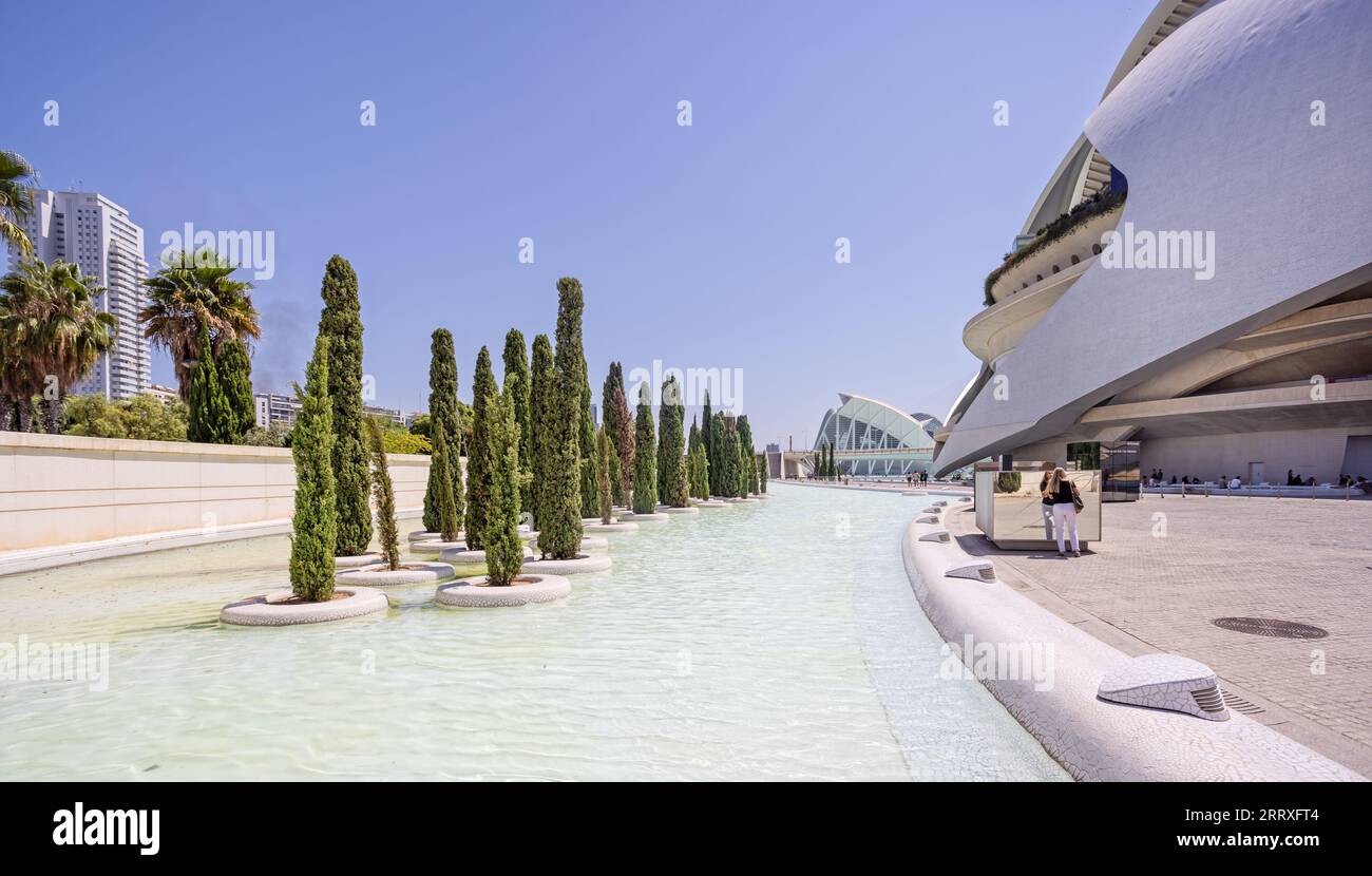 Wasserspiel neben dem Palau de les Arts and Science Museum in der Stadt der Künste und Wissenschaften, Valencia, Spanien am 25. August 2023 Stockfoto