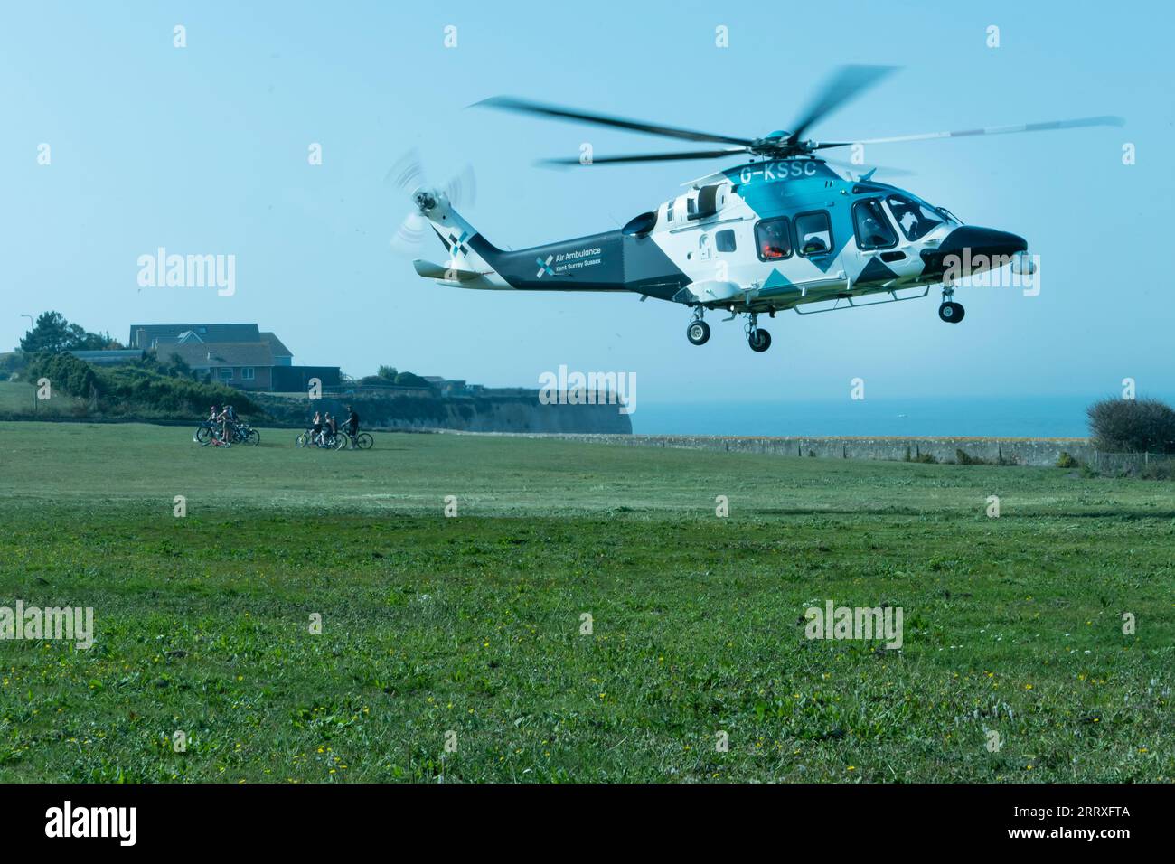 AW 169 Hubschrauber der Kent Surrey Sussex Air Ambulance sammelt Paramedics in Birchington Kent Stockfoto