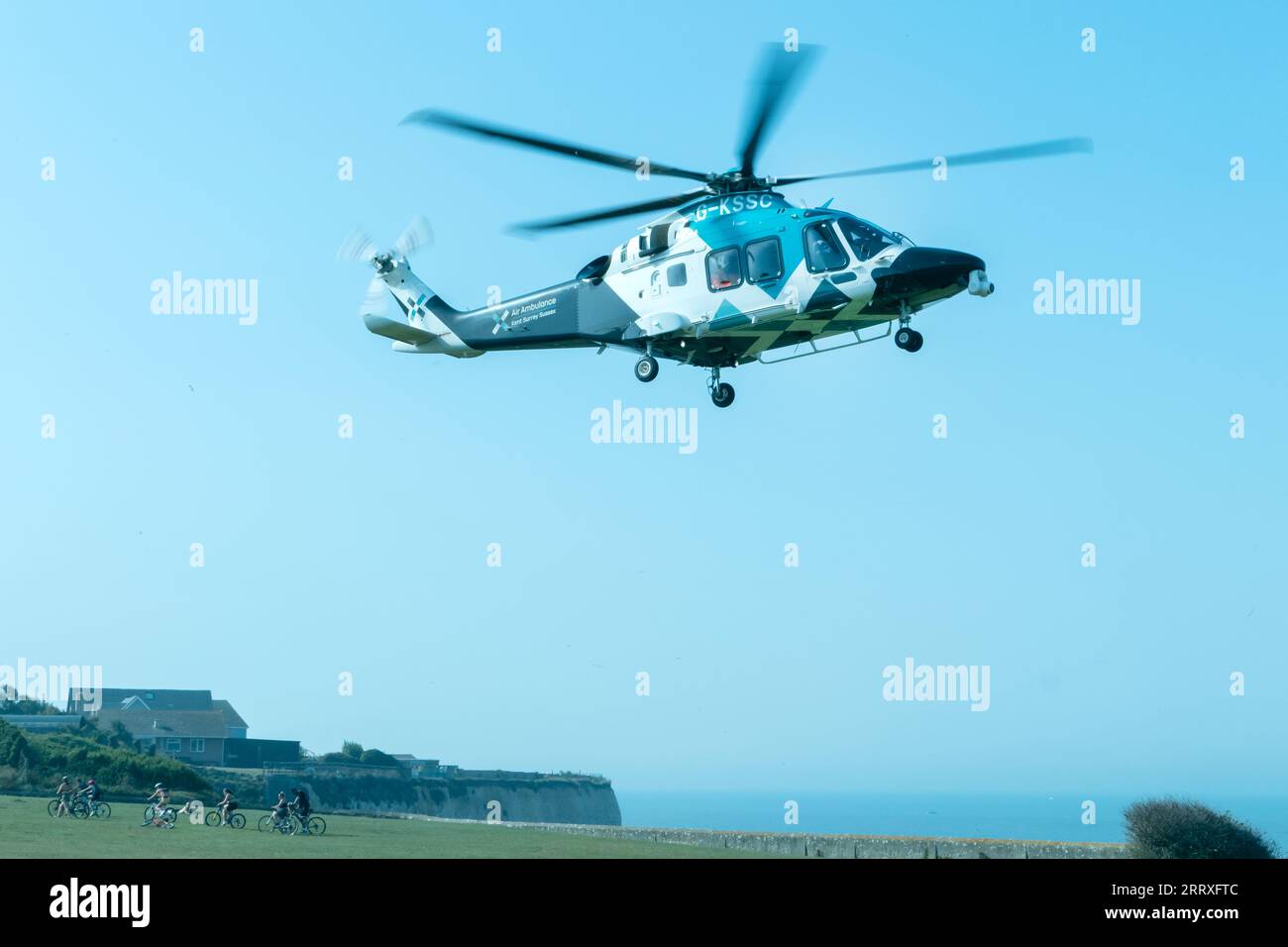AW 169 Hubschrauber der Kent Surrey Sussex Air Ambulance sammelt Paramedics in Birchington Kent Stockfoto