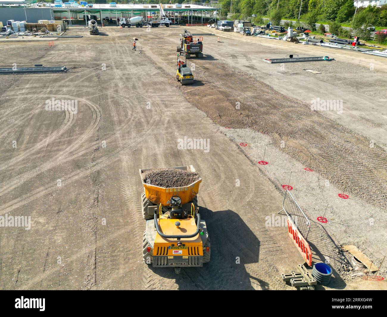Pontyclun, Wales - 7. September 2023: Drohnen-Ansicht von Maschinen, die zur Vorbereitung des Parkplatzes für eine neue Supermarktentwicklung in Südwales verwendet werden. Stockfoto