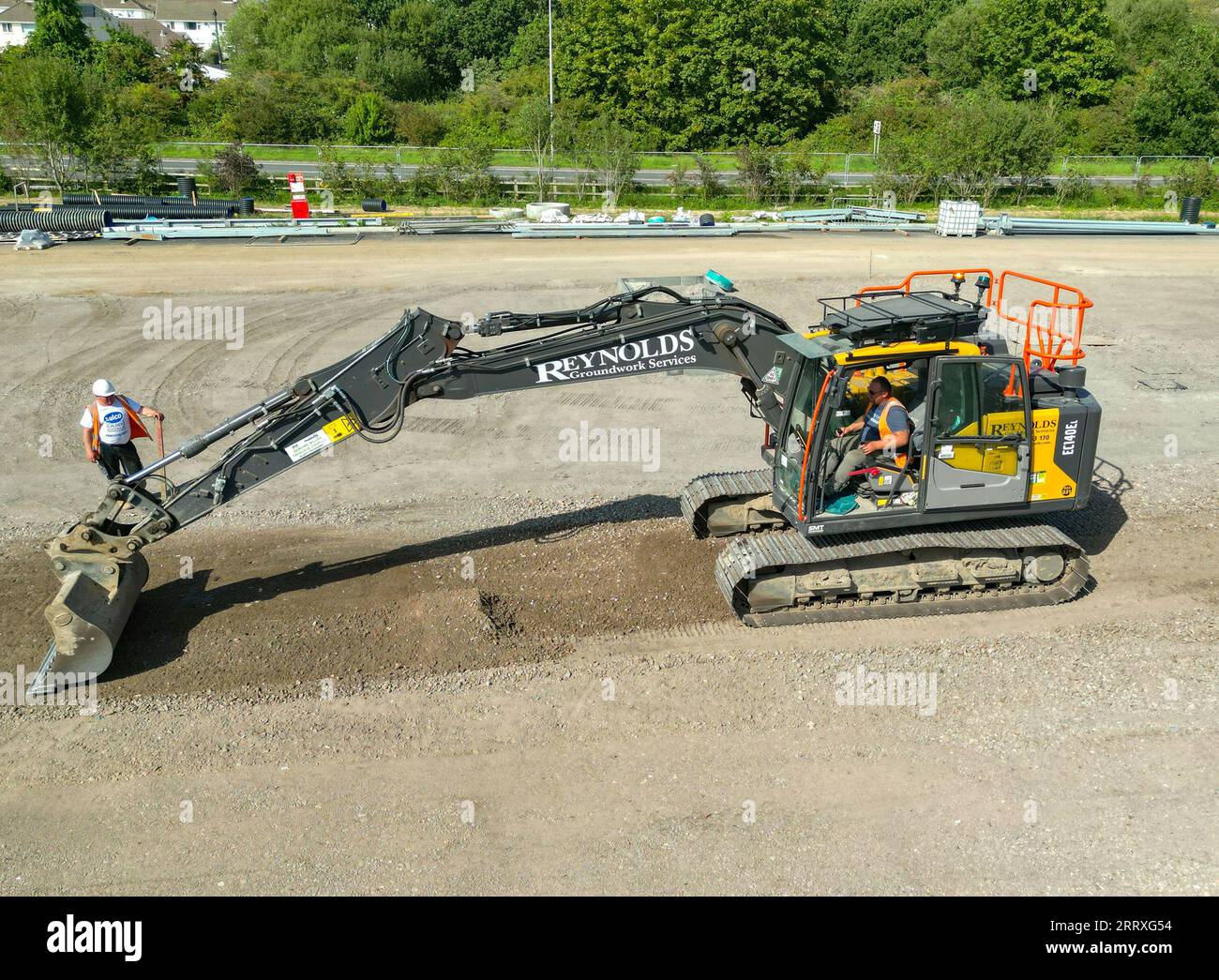Pontyclun, Wales - 7. September 2023: Drohnen-Ansicht eines Baggers, der den Boden abkratzt, um den Parkplatz für einen neuen Supermarkt in Südwales vorzubereiten Stockfoto