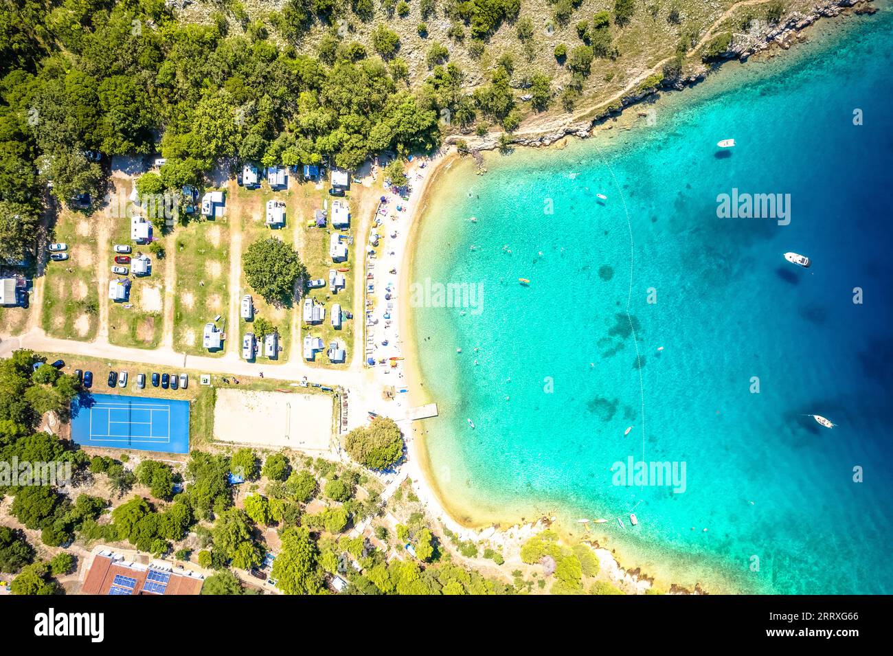 Camping am idyllischen türkisfarbenen Strand in Punat, Insel Krk, Archipel von Kroatien Stockfoto