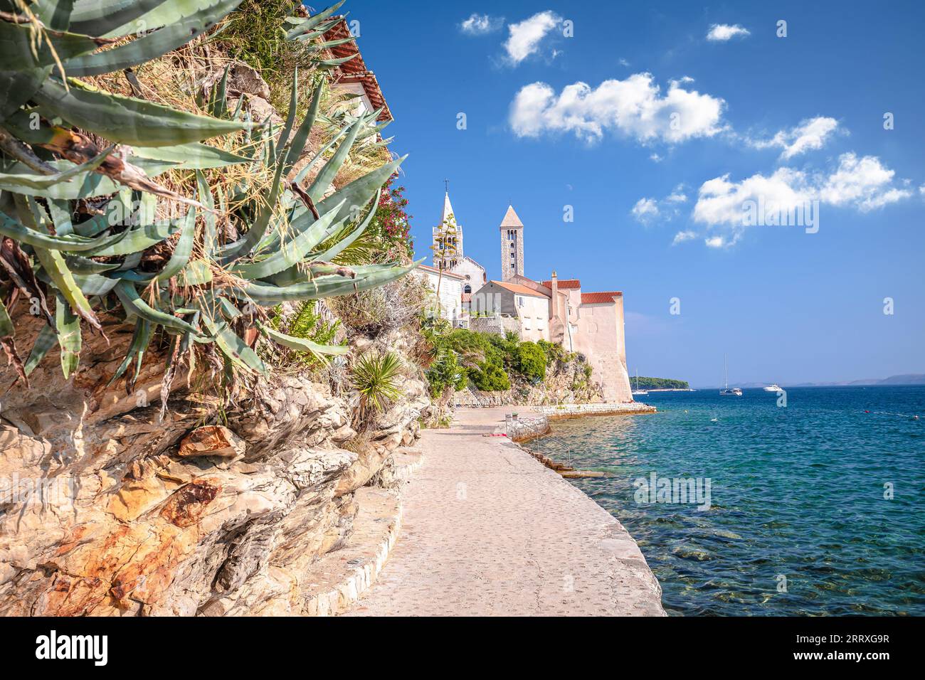 Historische Stadt Rab Türme und Blick auf den Strand, Archipel von Kroatien, Dalmatien Stockfoto