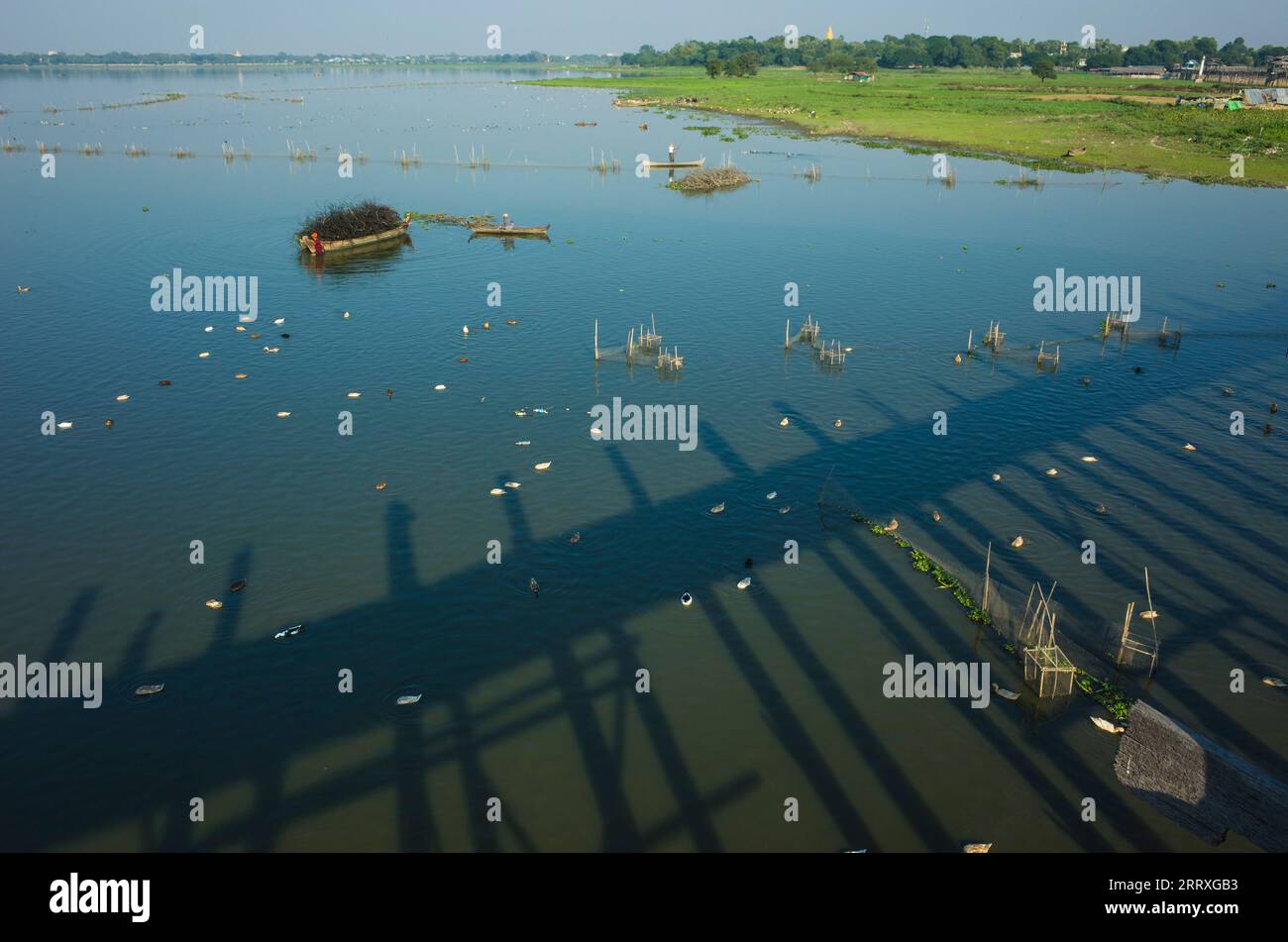 Schatten der berühmten U-Bein-Brücke am Taung Tha man Lake in Amarapura, Mandalay, Myanmar Stockfoto