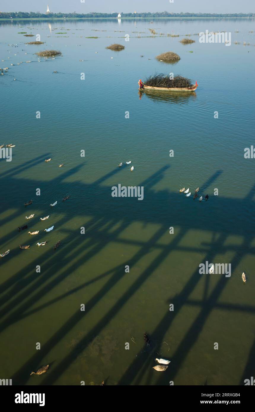 Schatten der berühmten U-Bein-Brücke am Taung Tha man Lake in Amarapura, Mandalay, Myanmar Stockfoto