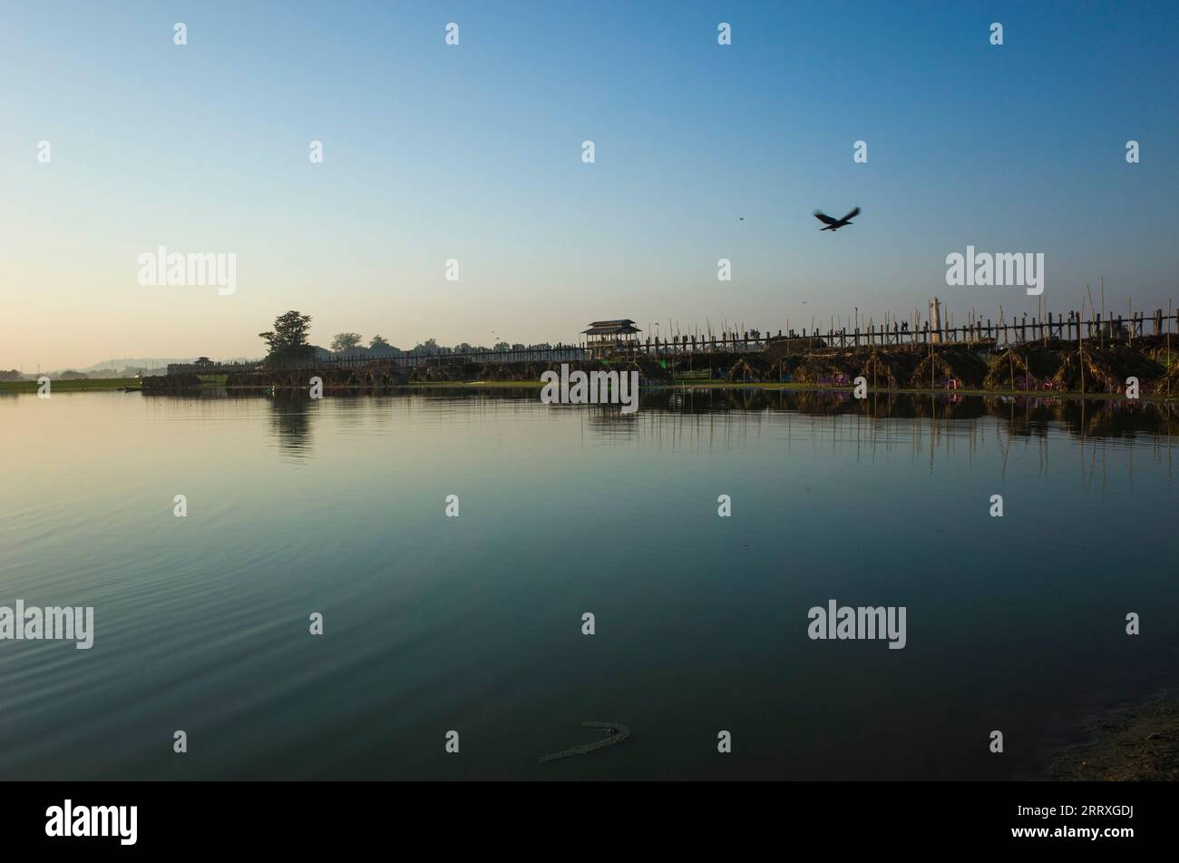 Berühmte U-Bein-Brücke am Horizont am Taung Tha man See. Amarapura, Mandalay, Myanmar Stockfoto