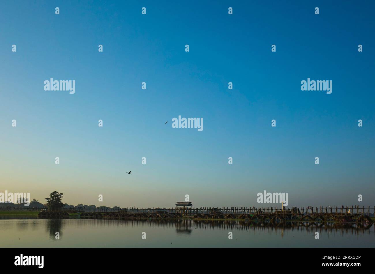 Berühmte U-Bein-Brücke am Horizont am Taung Tha man See. Amarapura, Mandalay, Myanmar Stockfoto