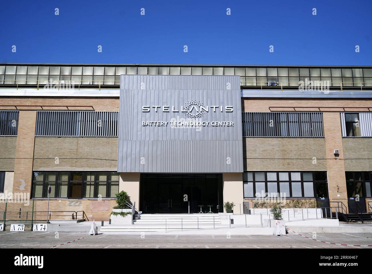 TURIN, ITALIEN, 8. September 2023 - Stellantis-Schild am Eingang des ersten Battery Technology Centre, eines der größten in Europa, am Mirafior Stockfoto