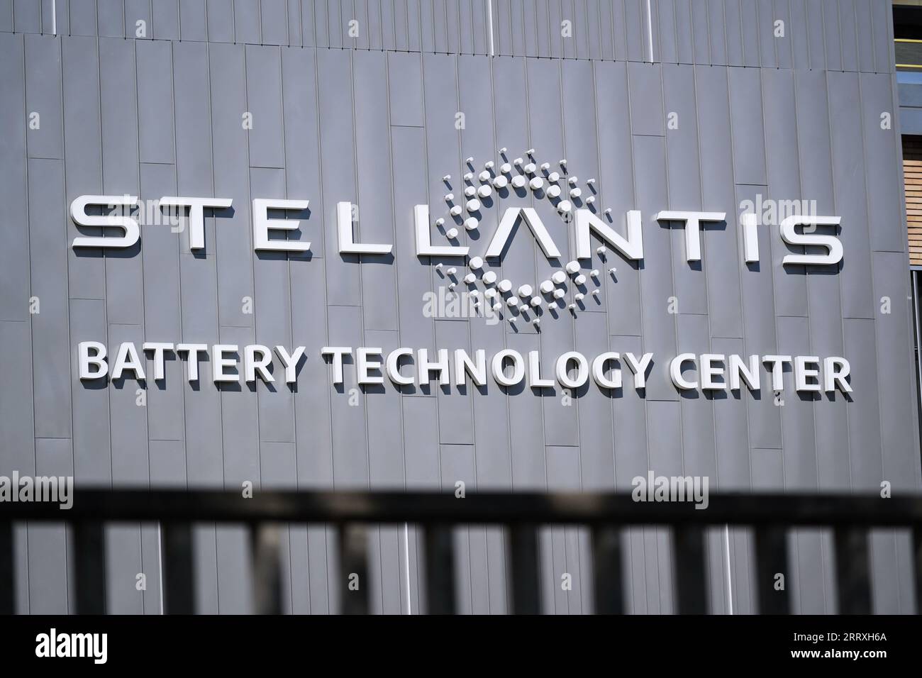TURIN, ITALIEN, 8. September 2023 - Stellantis-Schild am Eingang des ersten Battery Technology Centre, eines der größten in Europa, am Mirafior Stockfoto
