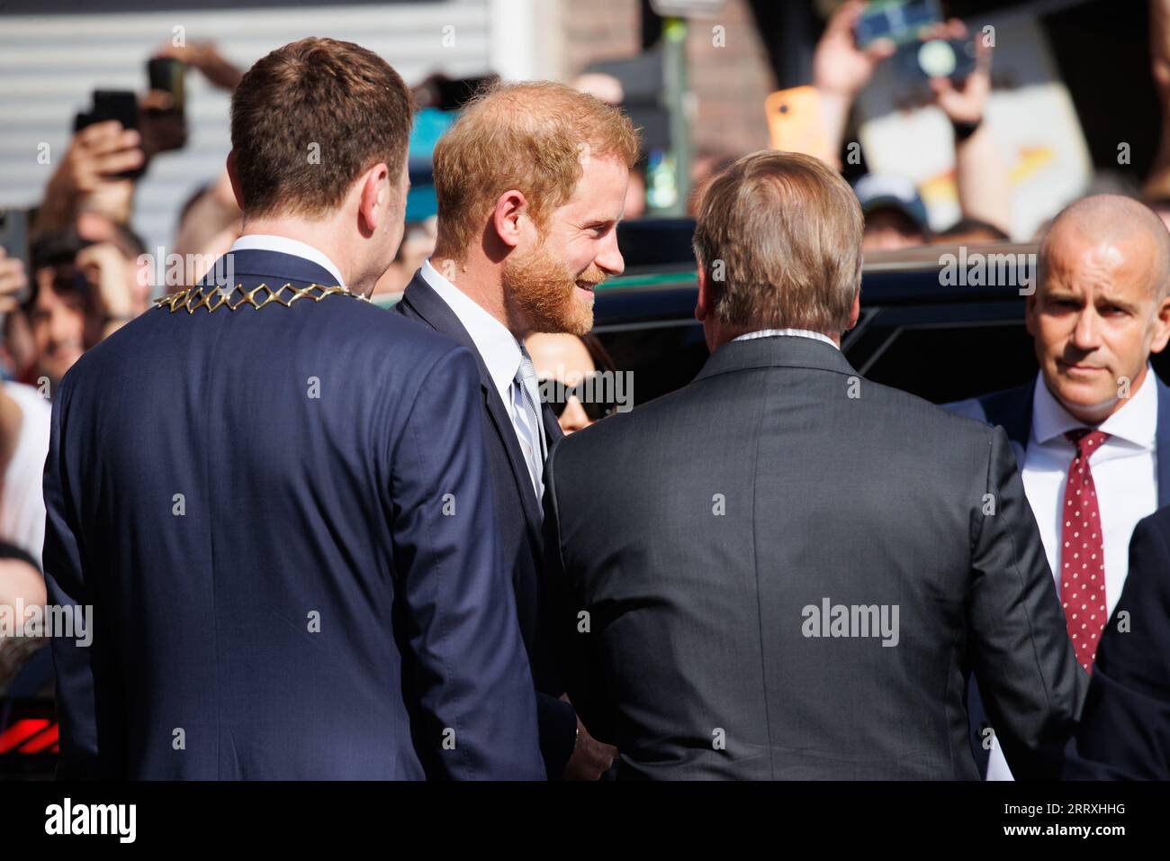 09.09.2023. Düsseldorf. Prinz Harry, Herzog von Sussex, Bundesverteidigungsminister Boris Pistorius bei der Ankunft und Begrüßung auf dem Invictus-Gam Stockfoto