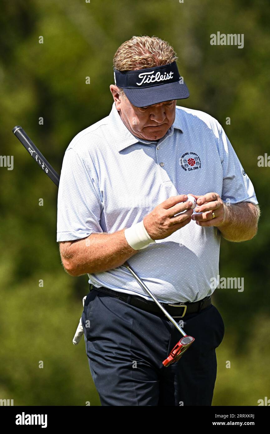 8. September 2023: Paul Broadhurst aus England prüft seinen Ball auf Abnutzungsspuren, bevor er zum nächsten Loch geht, um während der ersten Runde des Ascension Charity Classic im Norwood Hills Country Club in Jennings, MO Richard Ulreich/CSM (Credit Image: @ Cal Sport Media) (Bildnachweis: © Richard Ulreich/Cal Sport Media) Stockfoto