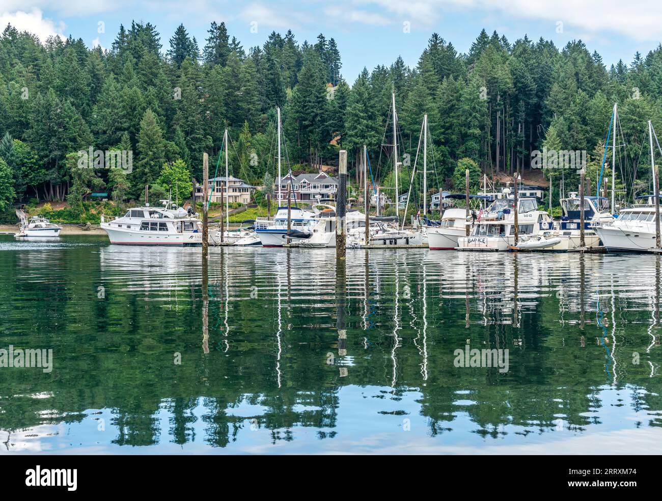 Die Boote legen an einem Yachthafen in Gig Harbor, Washington, an. Stockfoto
