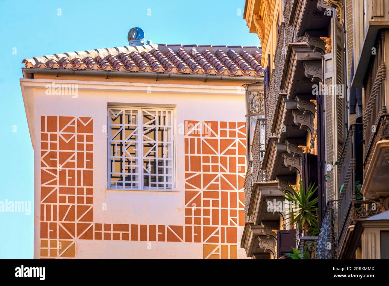 Bunte Fenster und Balkone in Málaga, Spanien Stockfoto