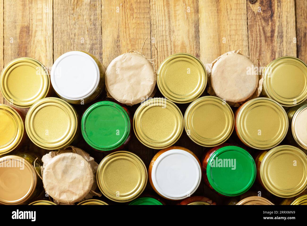 Verschiedene Arten von Gemüse in Dosen in Gläsern auf einem rustikalen Tisch. Gesundes, hausgemachtes fermentiertes Essen. Hauswirtschaft, Herbsternteerhaltung. Anzeigen Stockfoto
