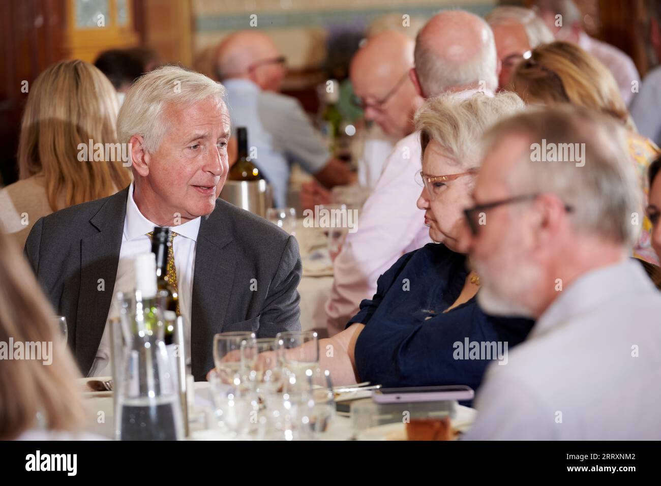 Hugo Vickers im Oldie Literary Lunch 05-09-23 im National Liberal Club in London Stockfoto