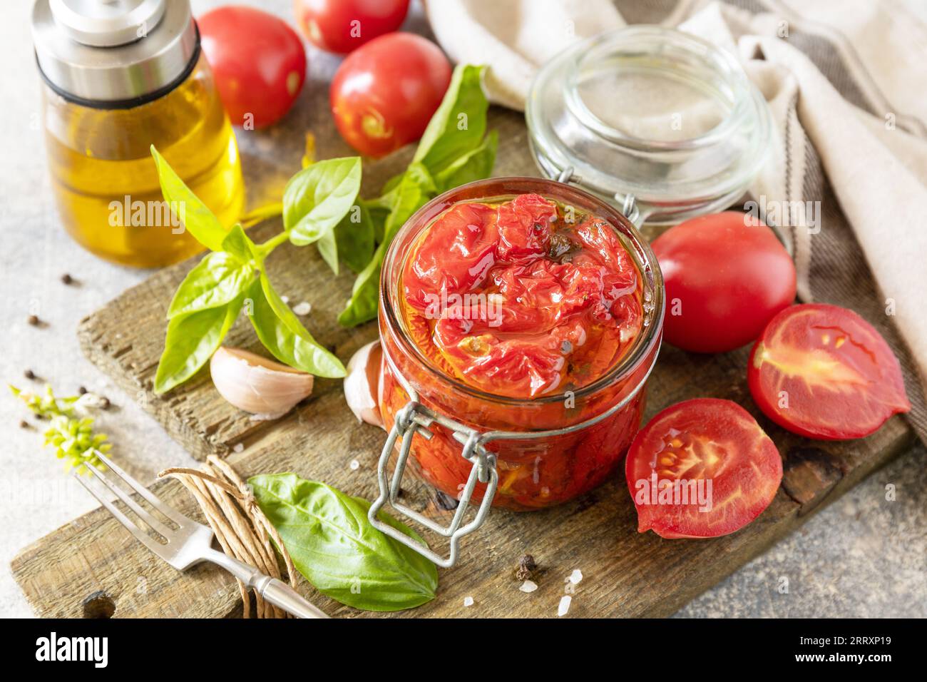 Sonnengetrocknete Tomaten im Glas mit Gewürzen und Kräutern. Gesundes, hausgemachtes fermentiertes Essen. Hauswirtschaft, Herbsternteerhaltung. Stockfoto