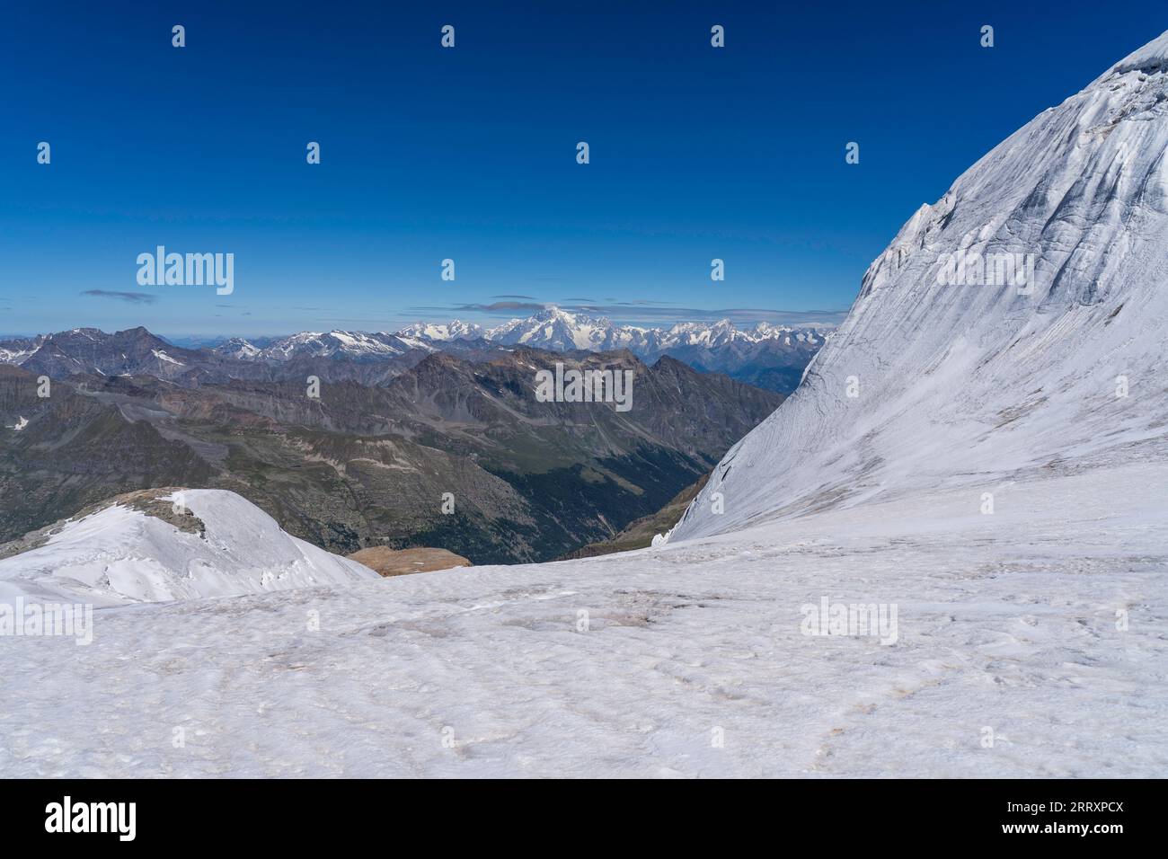 Blick auf das Valsavarenche-Tal und den Mont Blanc im Hintergrund vom Gipfel des Berges. Gran Paradiso Nationalpark Gletscher Bergsteigen Stockfoto