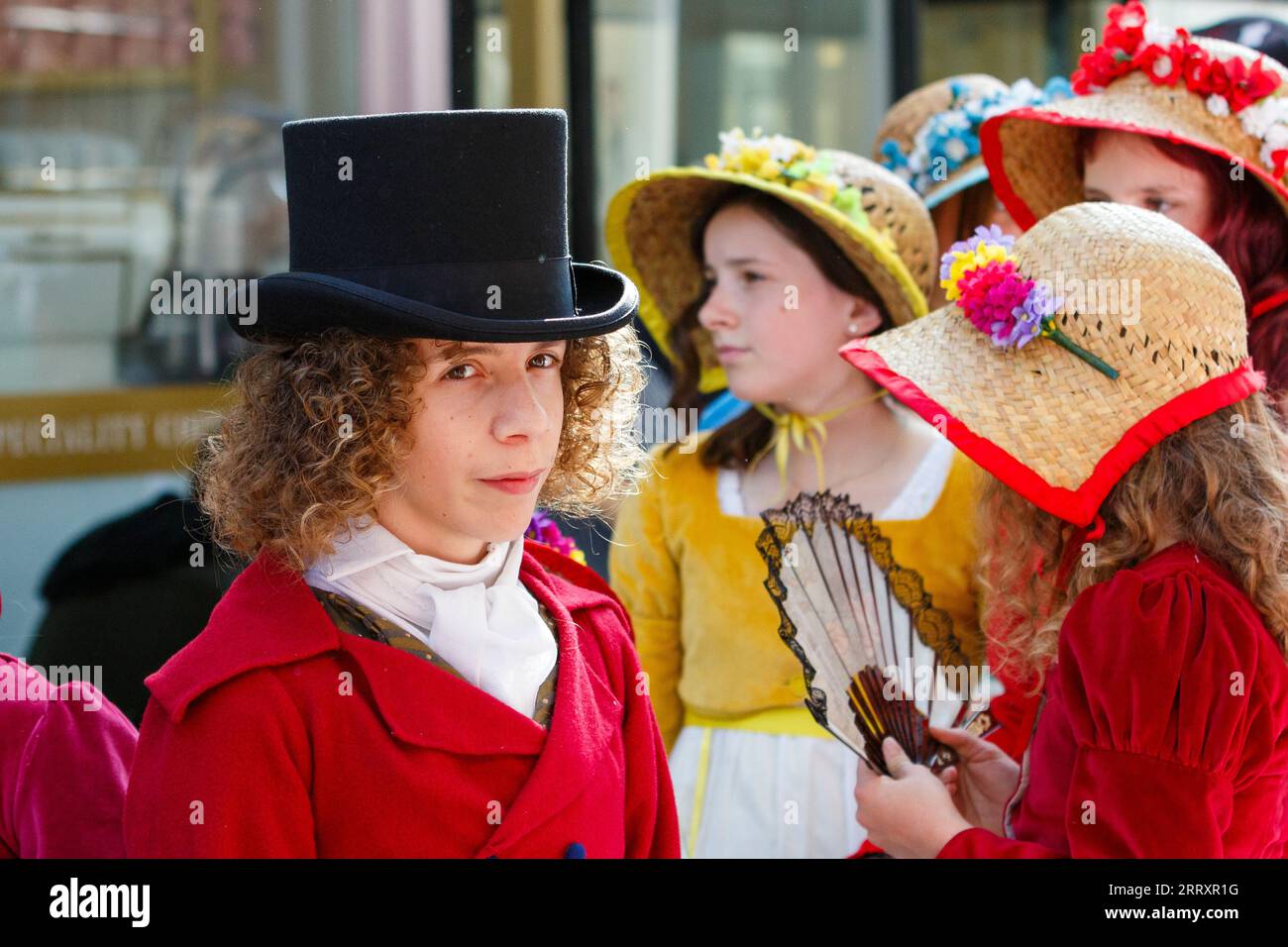 Bath, UK. September 2023. Jane Austen-Fans werden auf der weltberühmten Grand Regency Coverumed Promenade vorgestellt. Die Promenade, Teil des Jane Austen Festivals, ist eine Prozession durch die Straßen von Bath und die Teilnehmer, die aus der ganzen Welt kommen, kleiden sich in Kostümen aus dem 18. Jahrhundert. Quelle: Lynchpics/Alamy Live News Stockfoto