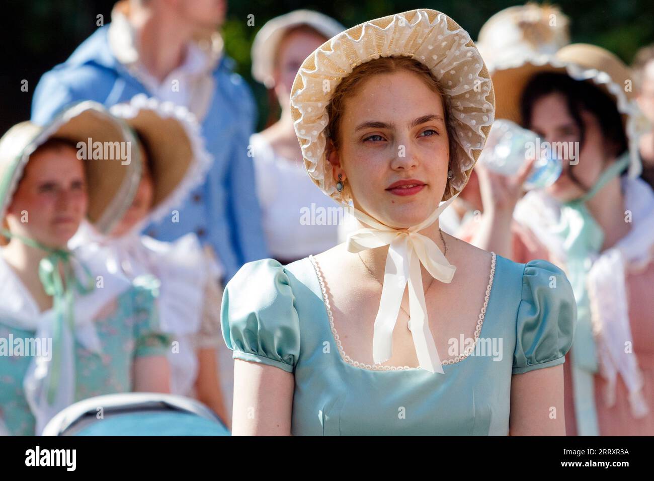 Bath, UK. September 2023. Jane Austen-Fans werden auf der weltberühmten Grand Regency Coverumed Promenade vorgestellt. Die Promenade, Teil des Jane Austen Festivals, ist eine Prozession durch die Straßen von Bath und die Teilnehmer, die aus der ganzen Welt kommen, kleiden sich in Kostümen aus dem 18. Jahrhundert. Quelle: Lynchpics/Alamy Live News Stockfoto