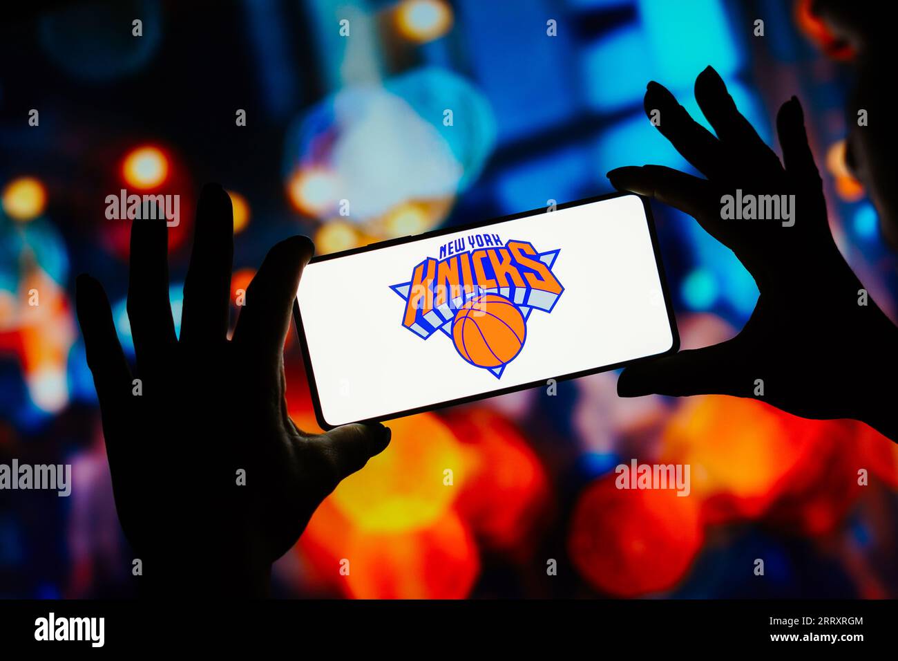 In dieser Abbildung wird das New York Knicks Logo auf einem Smartphone-Bildschirm angezeigt. Es ist ein US-amerikanisches Basketballteam, das in der National Basketball Association (NBA) antritt. Stockfoto