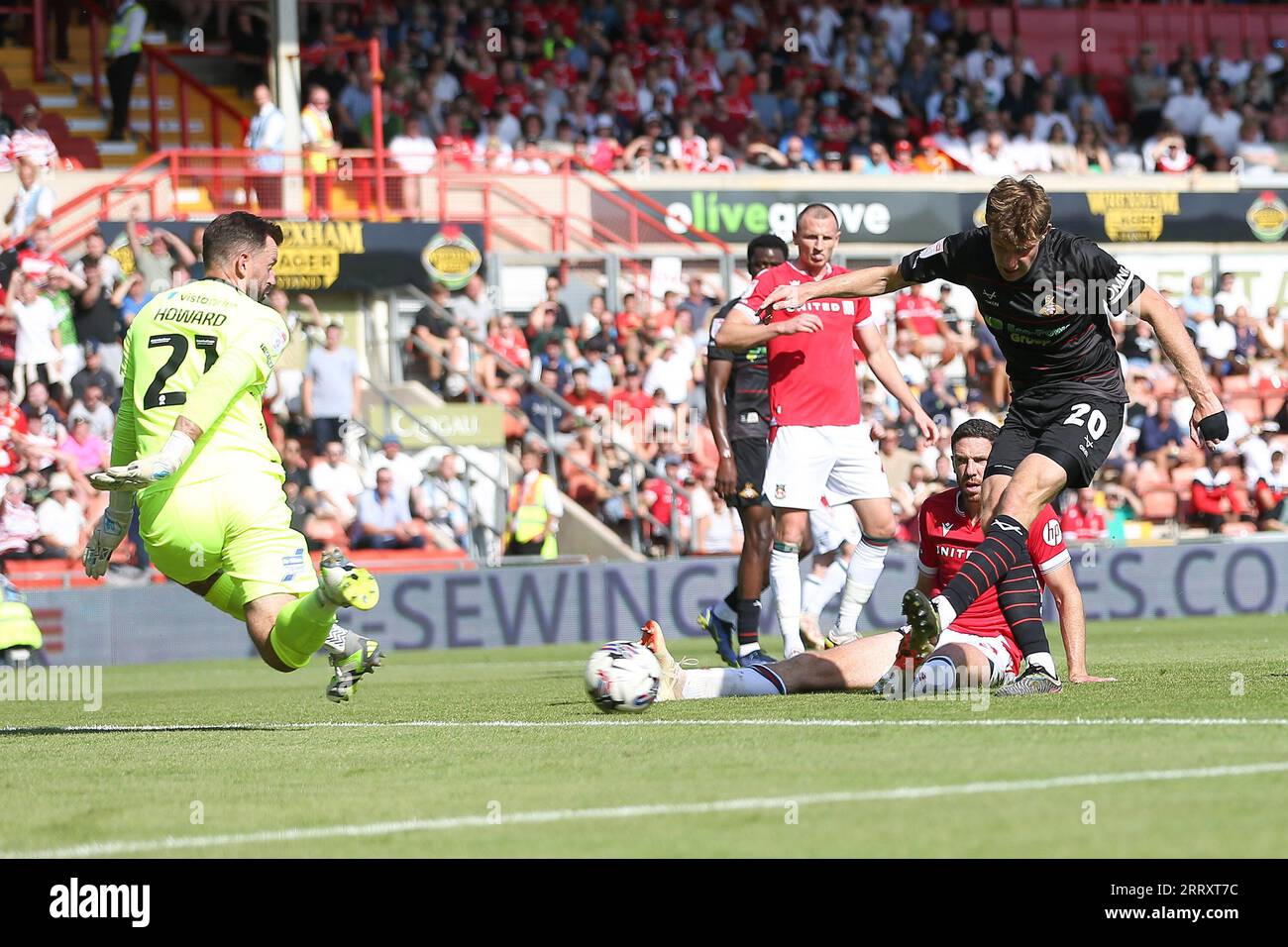 Wrexham, Großbritannien. September 2023. Joe Ironside von Doncaster Rovers bringt den Ball ins Netz, wird aber als Abseits gelenkt. EFL Skybet Football League Two Match, Wrexham gegen Doncaster Rovers bei STōK CAE Ras in Wrexham, Wales am Samstag, den 9. September 2023. Dieses Bild darf nur zu redaktionellen Zwecken verwendet werden. Nur redaktionelle Verwendung, .PIC von Chris Stading/ Credit: Andrew Orchard Sports Photography/Alamy Live News Stockfoto