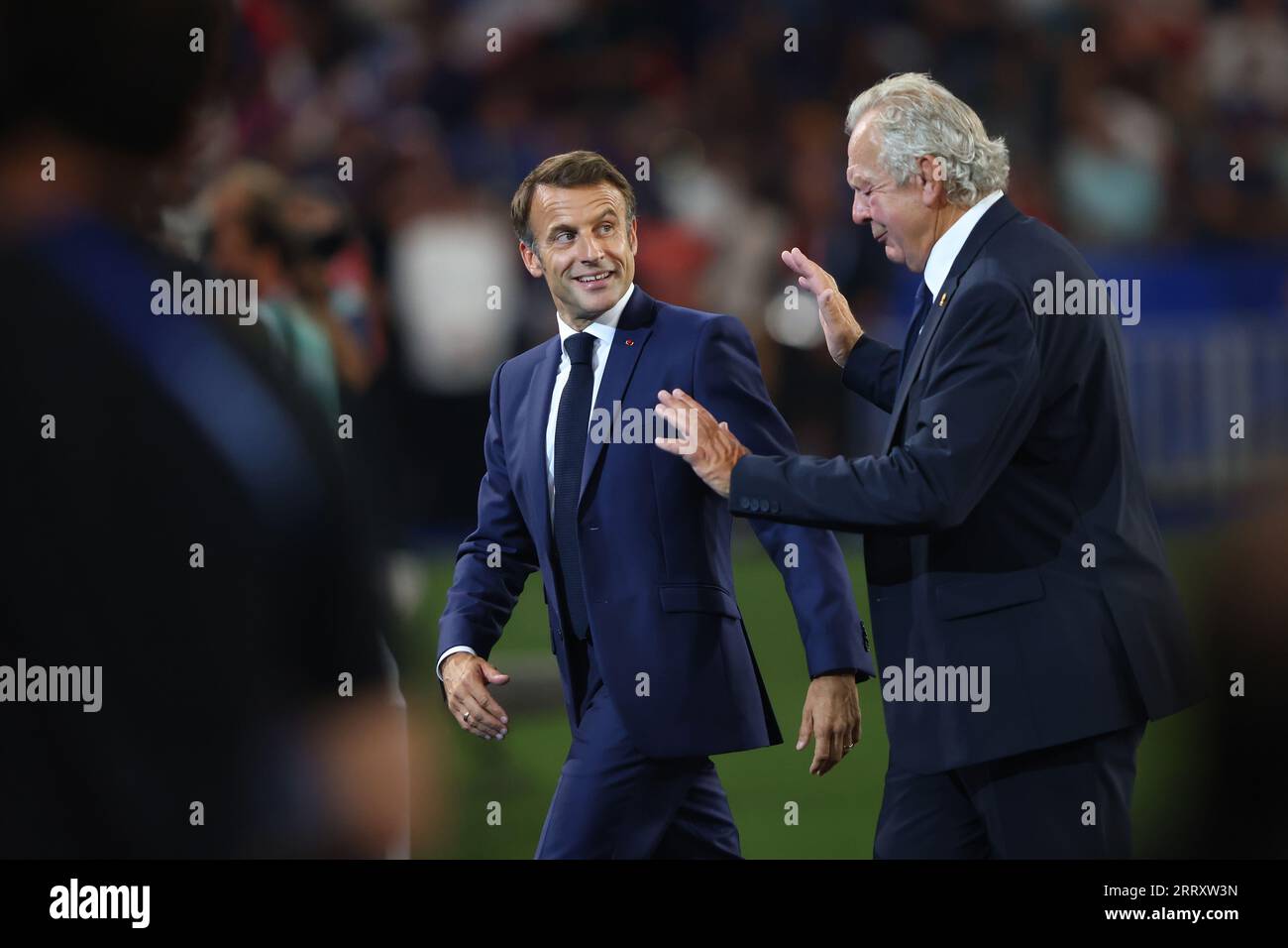 Paris, Frankreich. September 2023. Bill Beaumont (R), Vorsitzender des Rugby-Weltcups, und Emmanuel Macron, französischer Präsident, teilen einen Moment während der Eröffnungszeremonie vor dem Spiel der Rugby-Weltmeisterschaft 2023 in Stade de France, Paris. Das Bild sollte lauten: Paul Thomas/Sportimage Credit: Sportimage Ltd/Alamy Live News Stockfoto