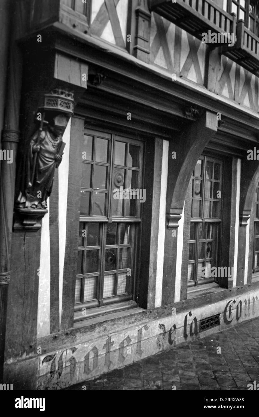 Das Hotel de la Couronne ist die älteste Herberge Frankreichs und heute ein Feinschmeckerrestaurant, Rouen 1941. Das Hotel de la Couronne ist das älteste Hostel in Frankreich und heute ein Gourmet-Restaurant, Rouen 1941. Stockfoto