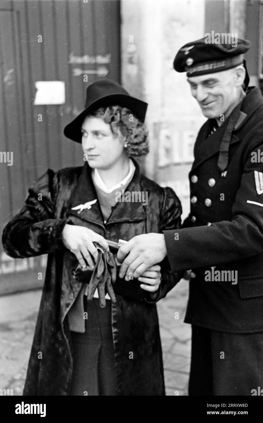 Junge Dame mit Hut und Matrose der Kriegsmarine in Rouen, 1941. Junge Dame mit Hut und Seemann der Kriegsmarine in Rouen, 1941. Stockfoto
