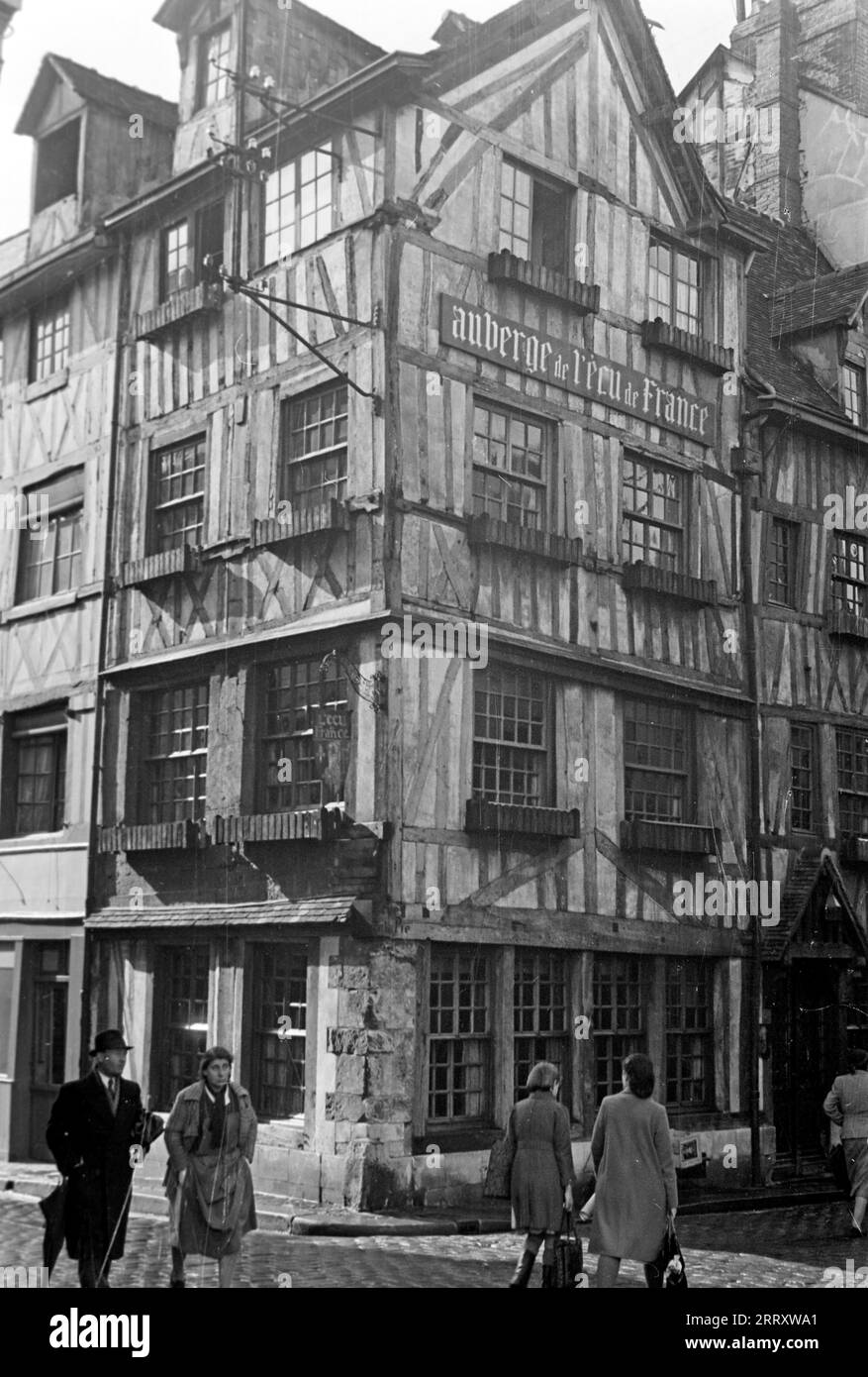 Passanten vor der Herberge L'ECU de France an der Ecke der Rue de la Pie mit dem Place du Vieux Marché und der Rue du Vieux Palais, heute in anderer Benutzung, Rouen 1941. Passanten vor der Jugendherberge L'ECU de France an der Ecke Rue de la Pie mit Place du Vieux Marché und Rue du Vieux Palais, jetzt in anderer Nutzung, Rouen 1941. Stockfoto