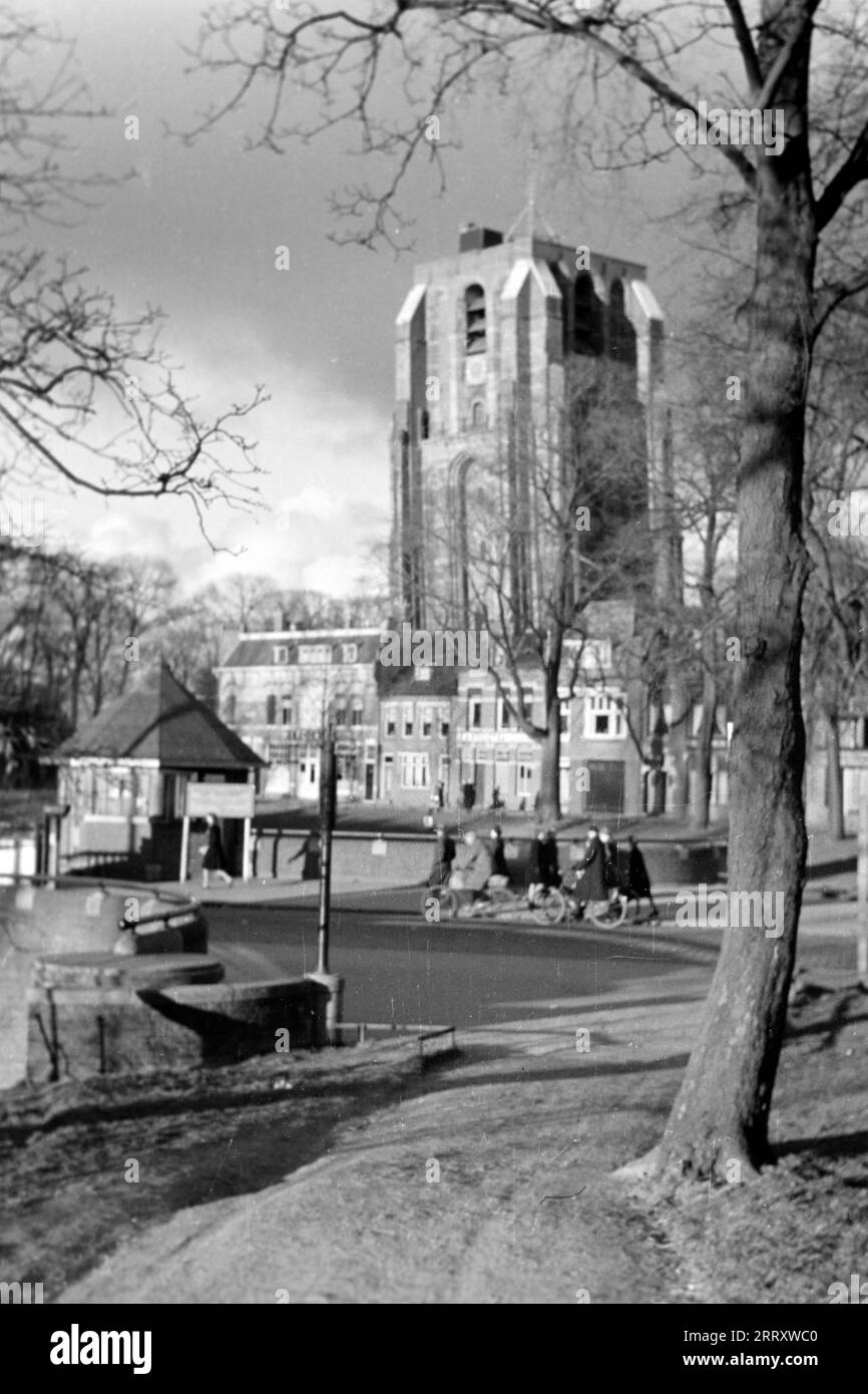 Oldehove, ein schiefer, gotischer Kirchturm in Leeuwarden, Niederlande 1941. Oldehove, ein schiefer gotischer Kirchturm in Leeuwarden, Niederlande 1941. Stockfoto
