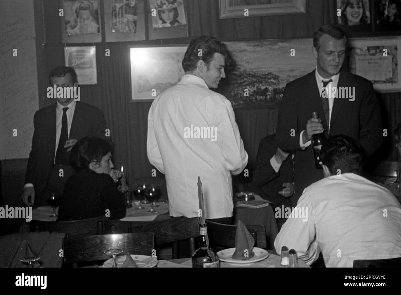 Gäste und Ober in einem Pariser Lokal, 1962. Gäste und Kellner in einem Pariser Restaurant, 1962. Stockfoto