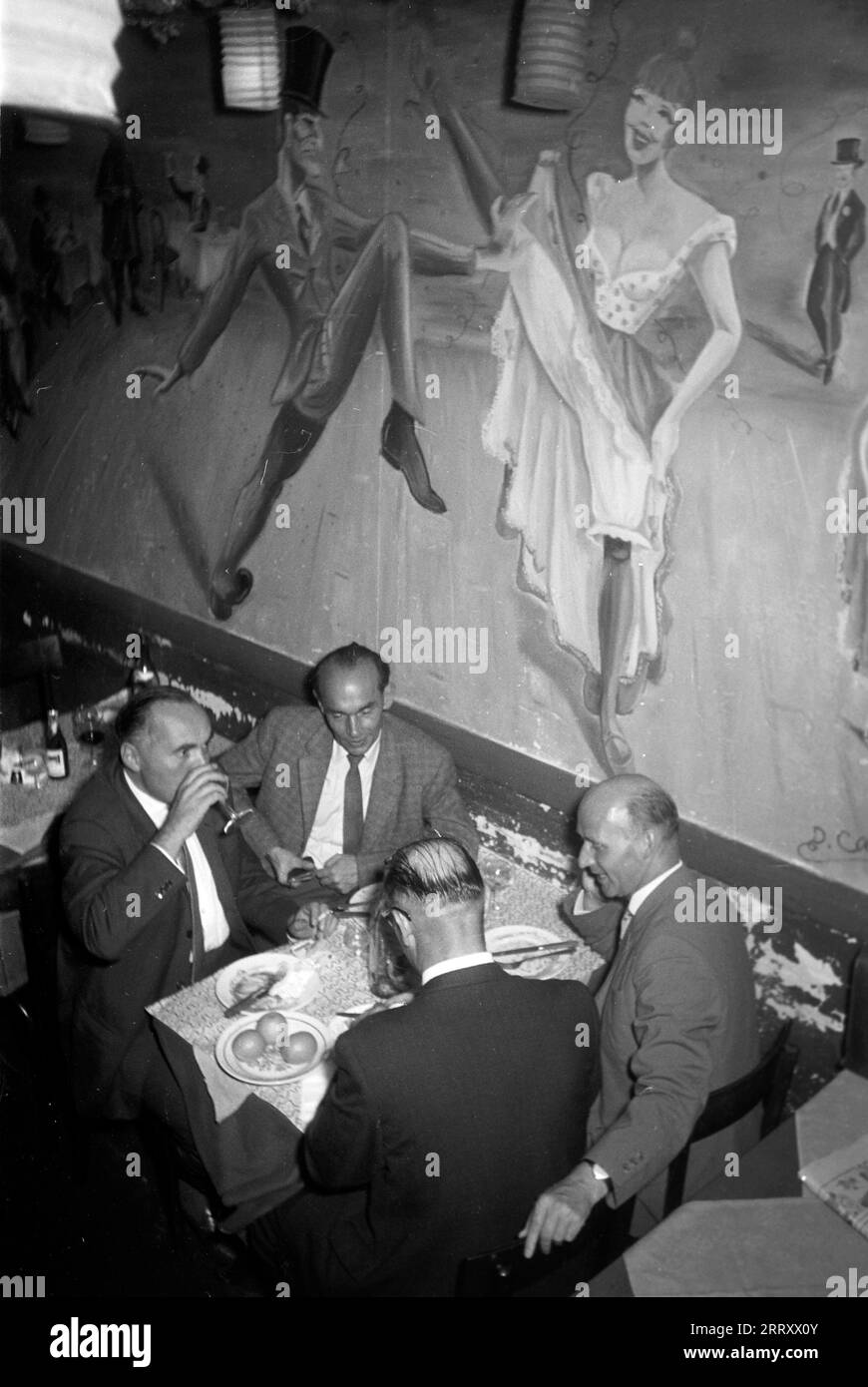 Gäste speisen in einem Pariser Lokal, 1962. Gäste können im Pariser Restaurant 1962 speisen. Stockfoto