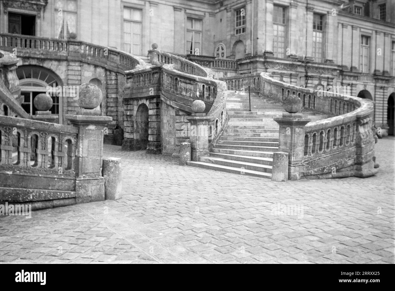 Die Hufeisentreppe im Ehrenhof von Schloss Fontainebleau, 1962. Die Hufeisentreppe am Ehrenhof von Fontainebleau Castle, 1962. Stockfoto