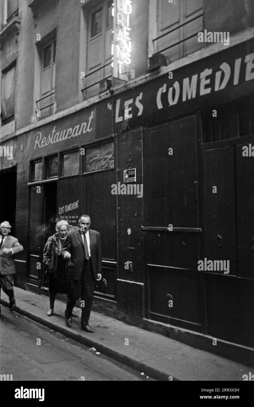 Das Restaurant Les Comédiens in der Rue des Anglais in Paris, 1962. Das Restaurant Les Comédiens in der Rue des Anglais in Paris, 1962. Stockfoto