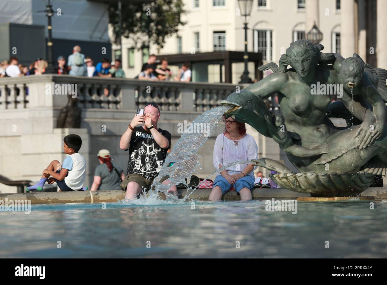London, Großbritannien. September 2023. Wetter in Großbritannien - Londoner und Touristen genießen Sonnenschein und heiße Bedingungen am Trafalgar Square, da die Temperaturen 32 °C erreichten Quelle: Waldemar Sikora / Alamy Live News Stockfoto